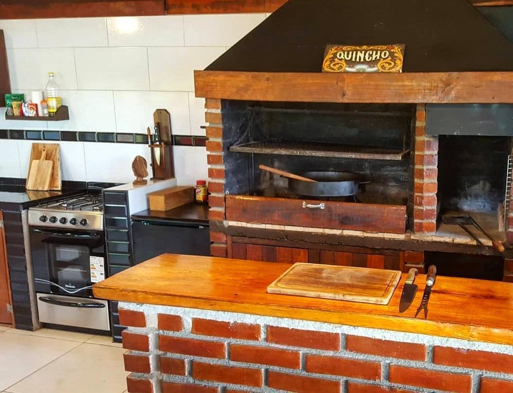 La cocina del quincho con el horno de ladrillo