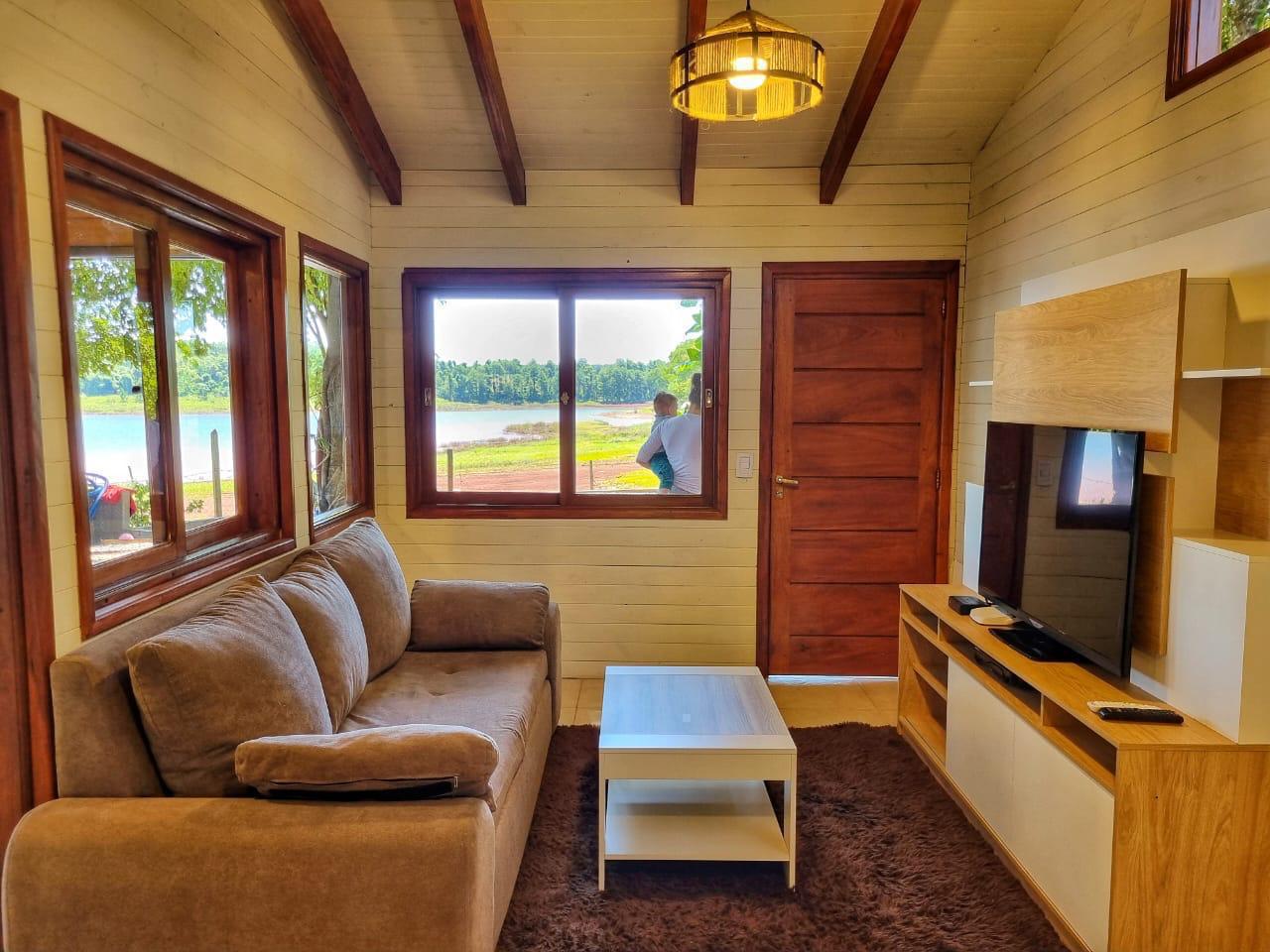 El living con la ventana al lago