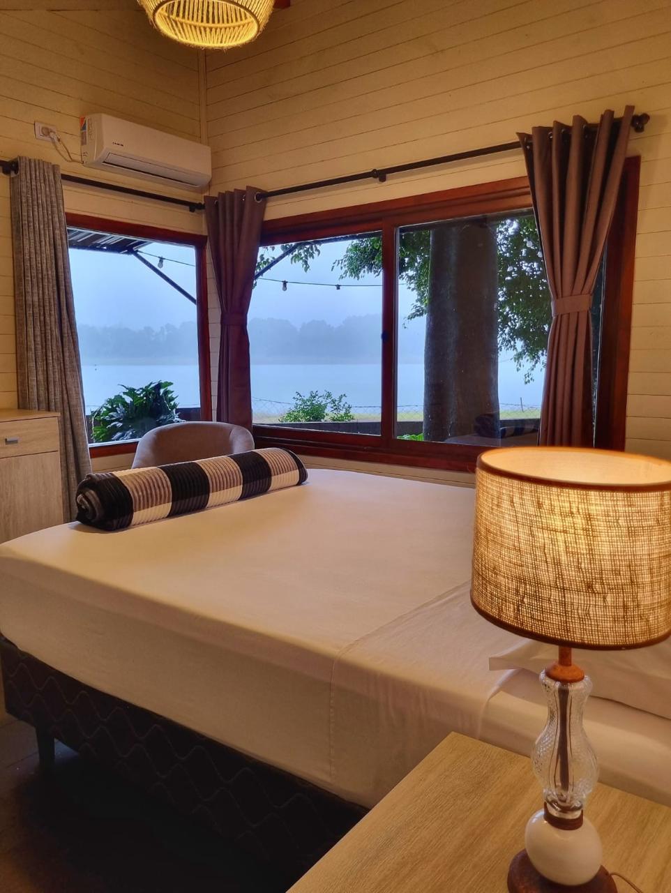 Segundo dormitorio con ventanal al lago