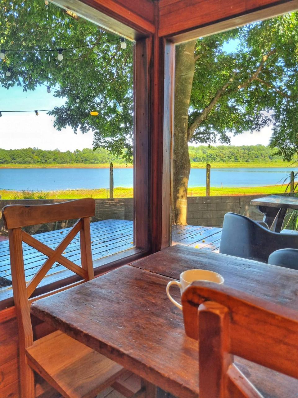 La galería con la taza sobre la mesa y el deck al frente