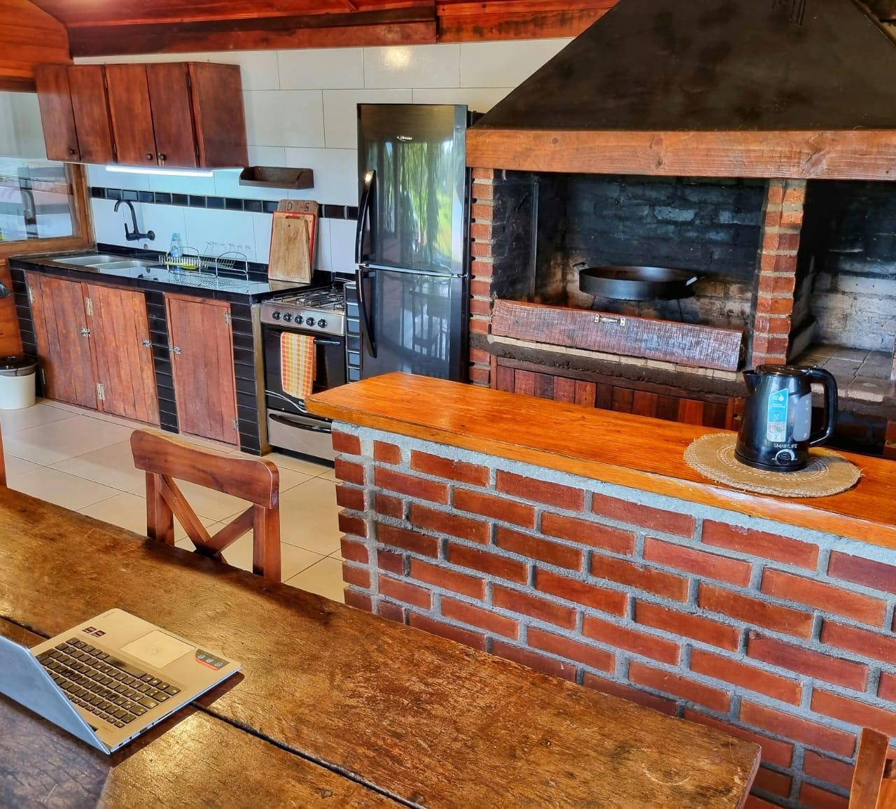 La barra de la cocina y la parrilla