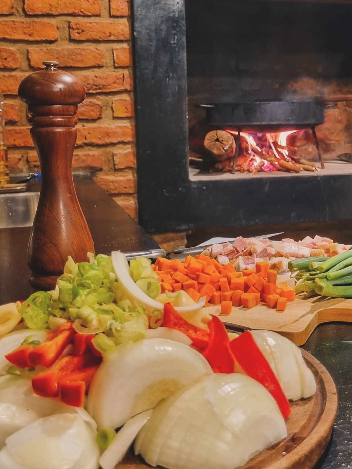 Las verduras cortadas y el fuego a leña
