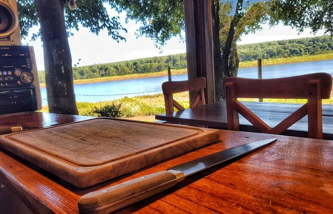 La tabla de asado sobre la mesa, con el lago detrás