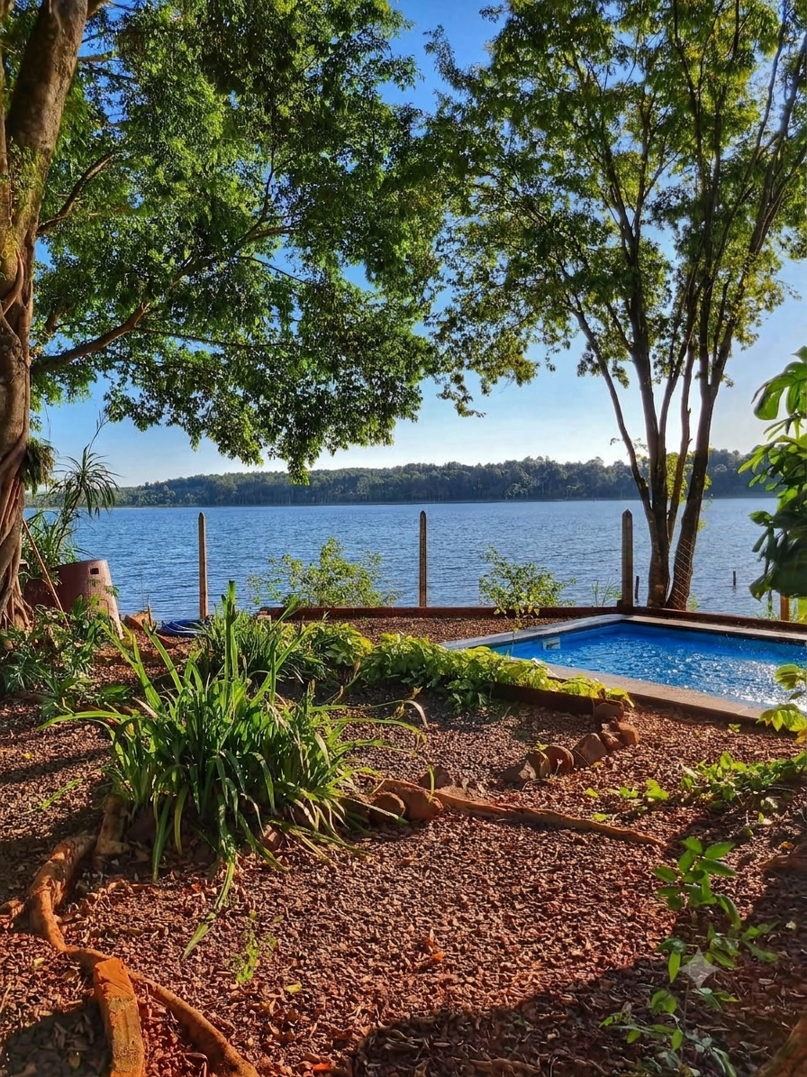 El lago desde el jardín, con la pileta a un costado