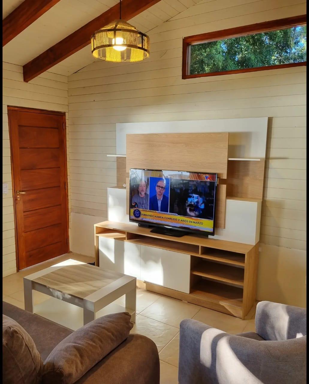 Living con Smart TV y mesa ratona
