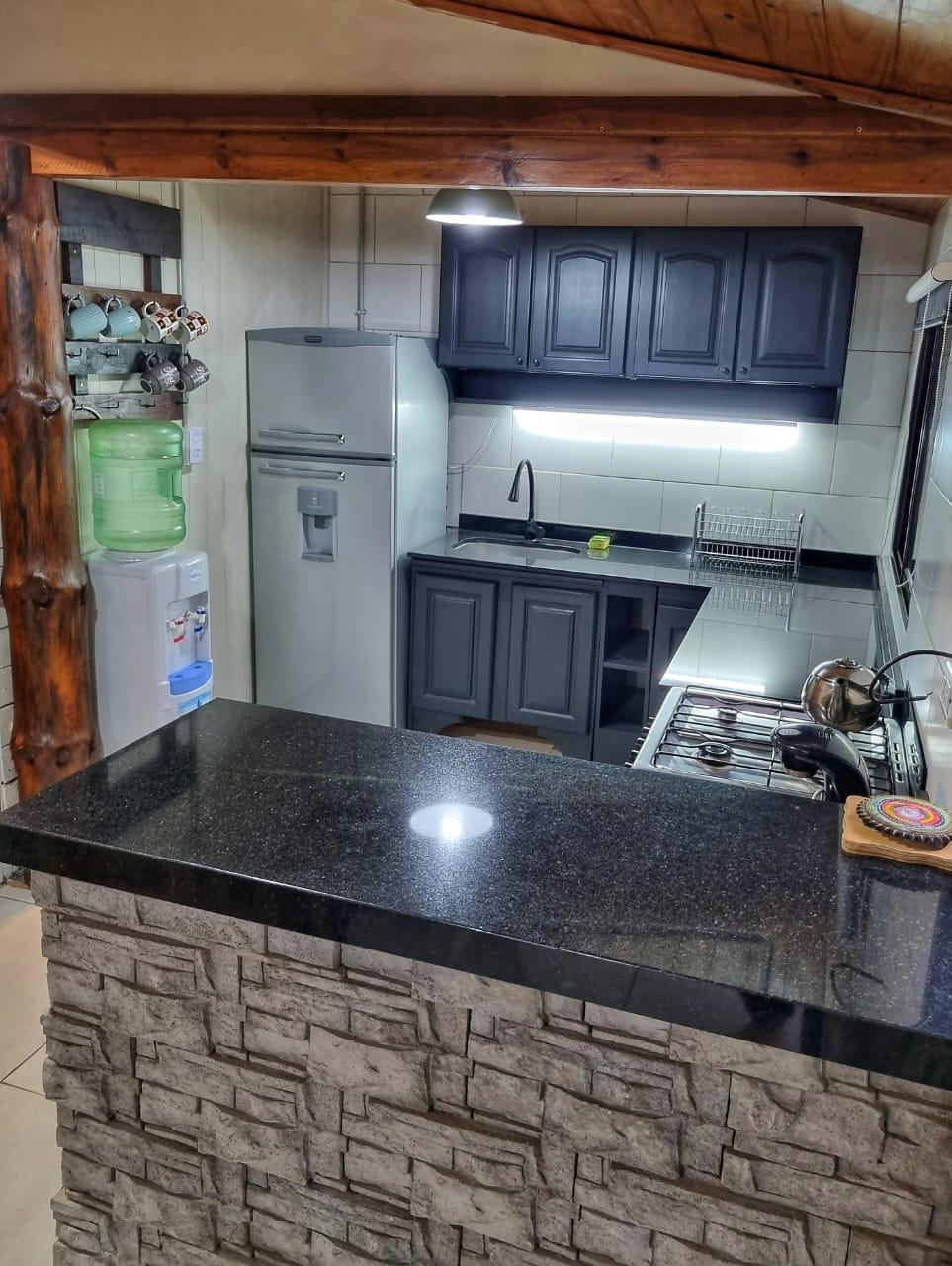 Cocina con mesada de granito negro
