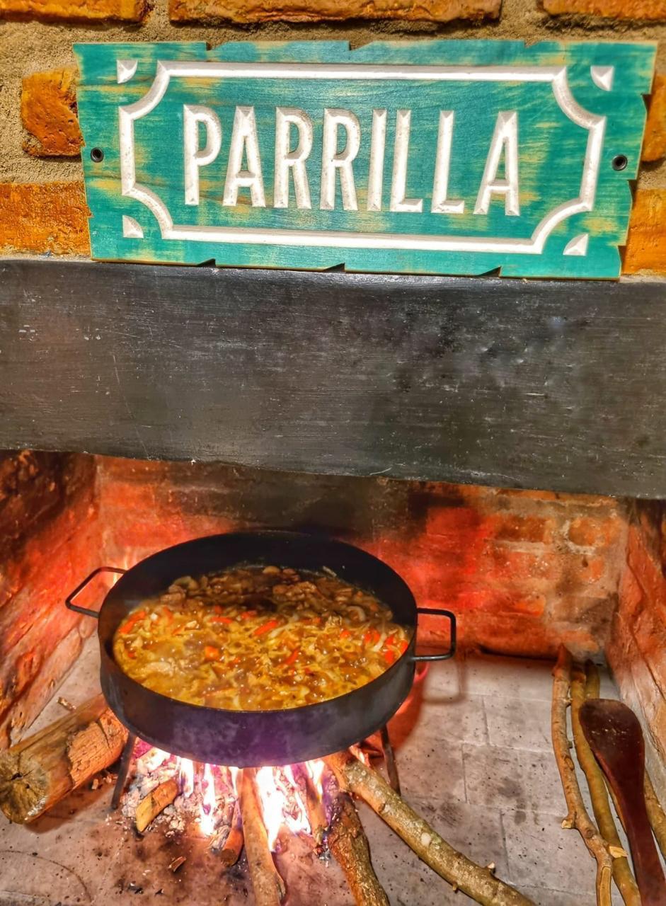 El disco al fuego bajo el cartel de la parrilla