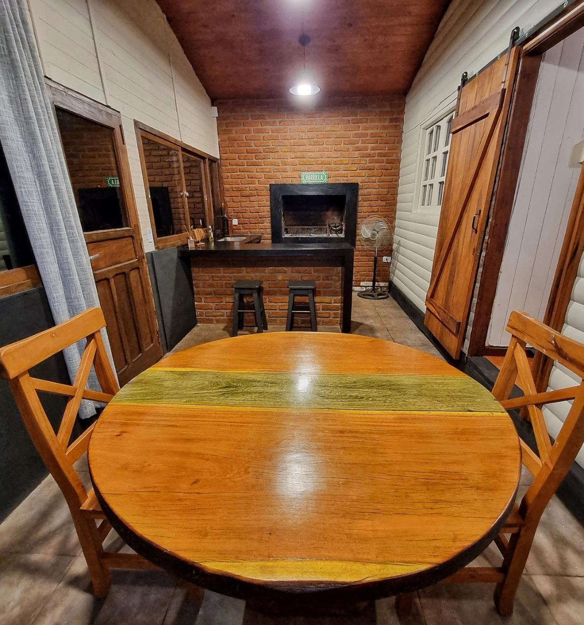 Comedor de mesa redonda con la parrilla al fondo