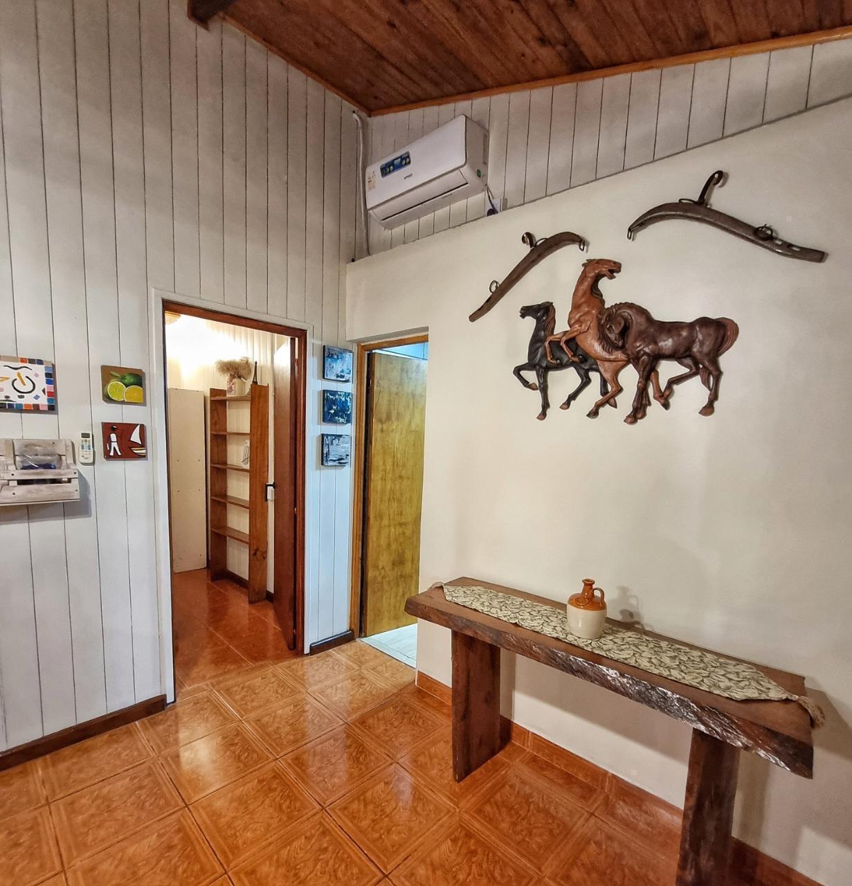 Hall de entrada con banco de madera