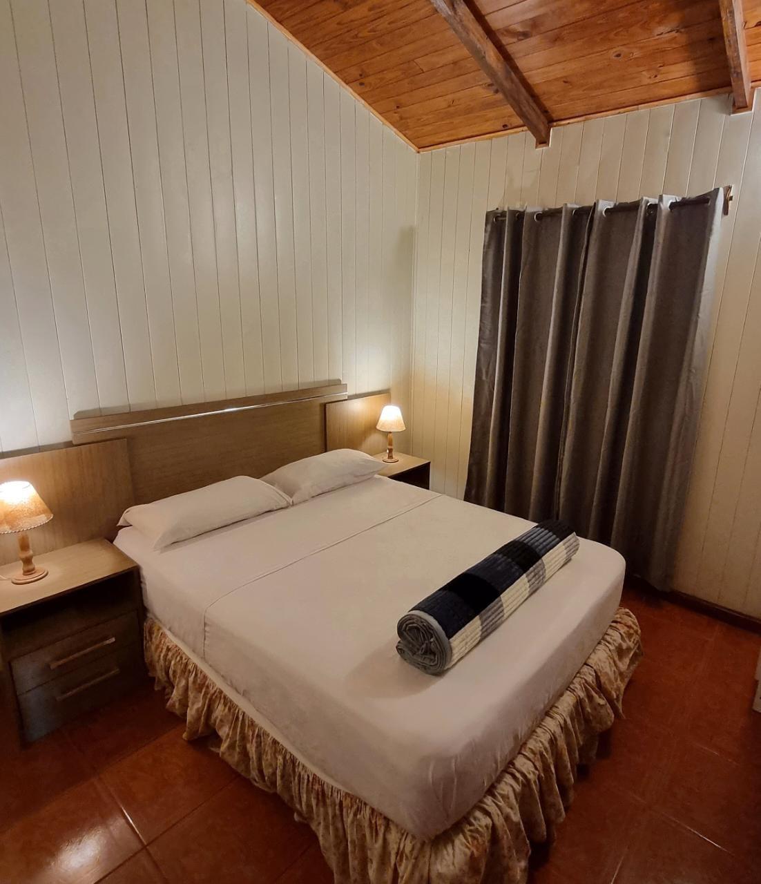 Dormitorio principal con dos mesas de luz