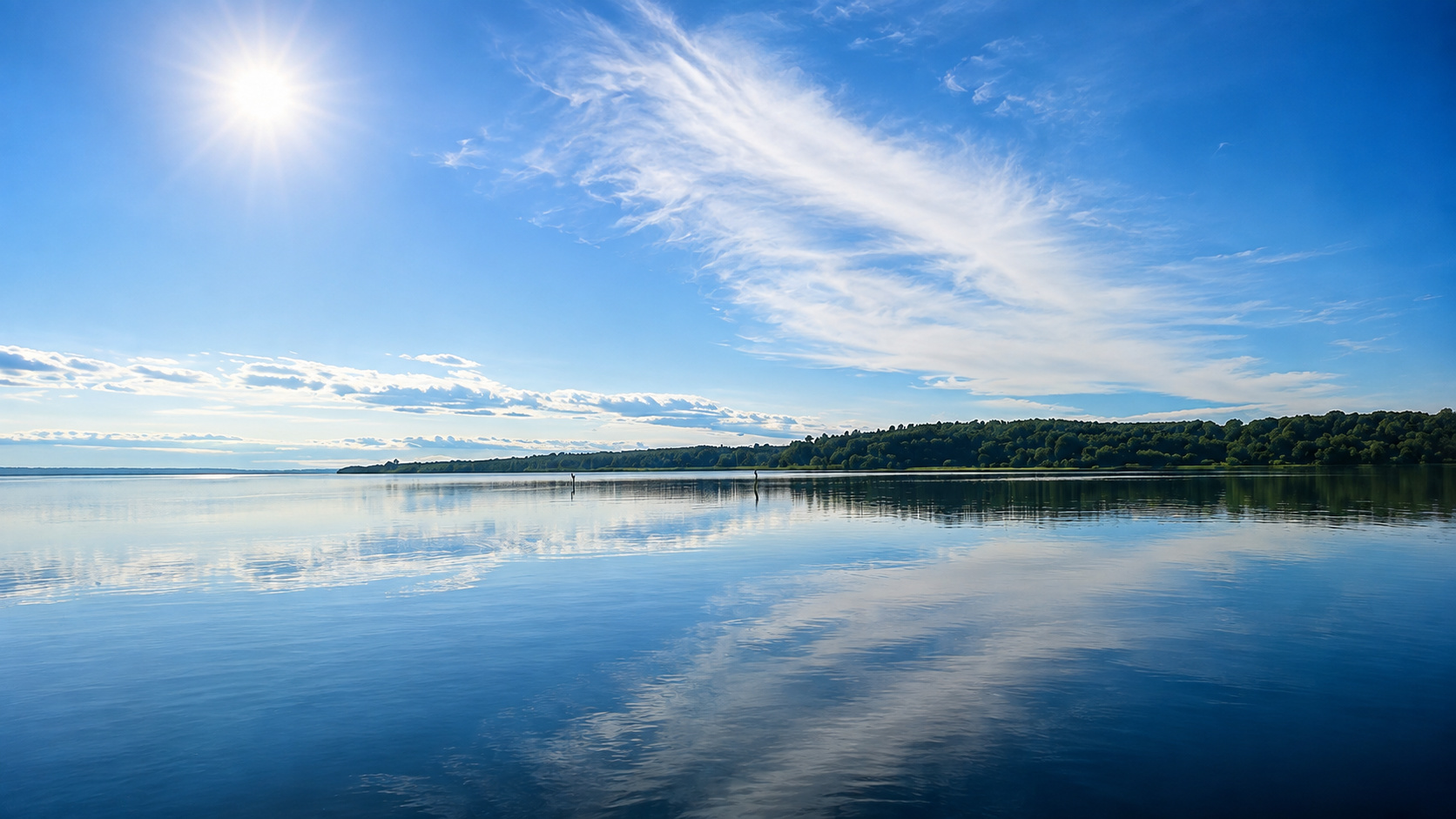 El espejo de agua del lago Urugua-í en un día despejado